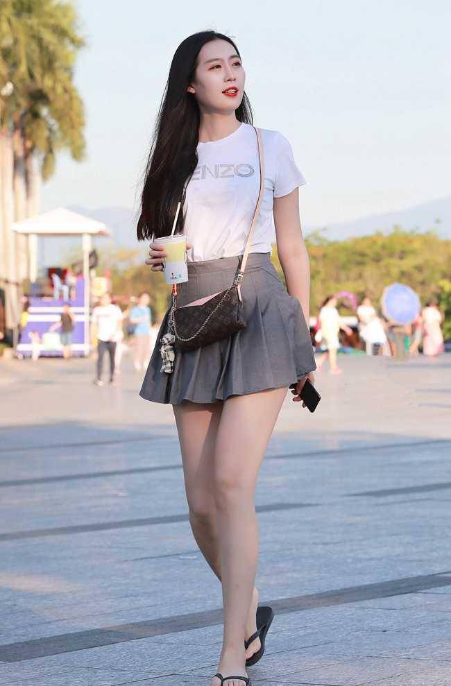 气质美女t恤搭配超短裙,穿出不一样的校园风格!_内容_姐姐_效果