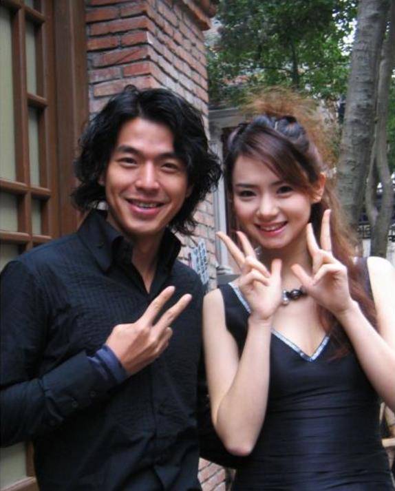 刚出道的戚薇,在后台遇见了马天宇,回母校开签唱会哭了_外滩_节目