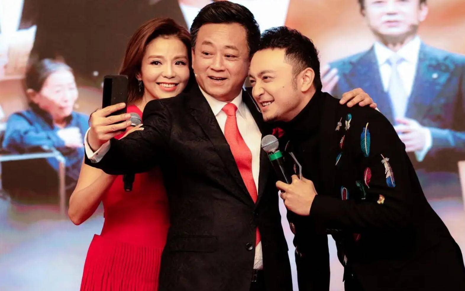 央视主持人位次完成调整,朱军成功复出,李思思被下放冷门频道_舞台