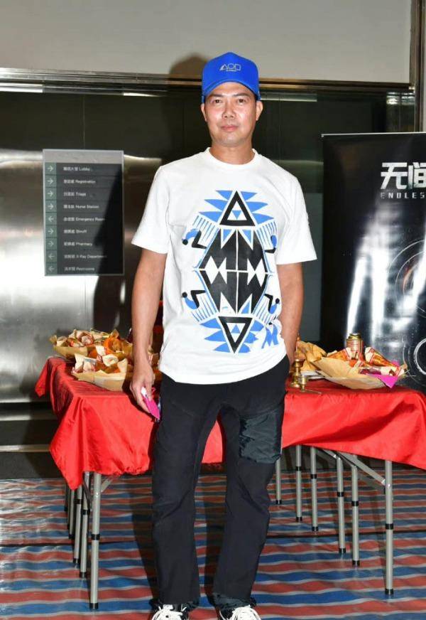 港媒直击tvb离巢男星拜财神吸金_谢天华_子女_狙击