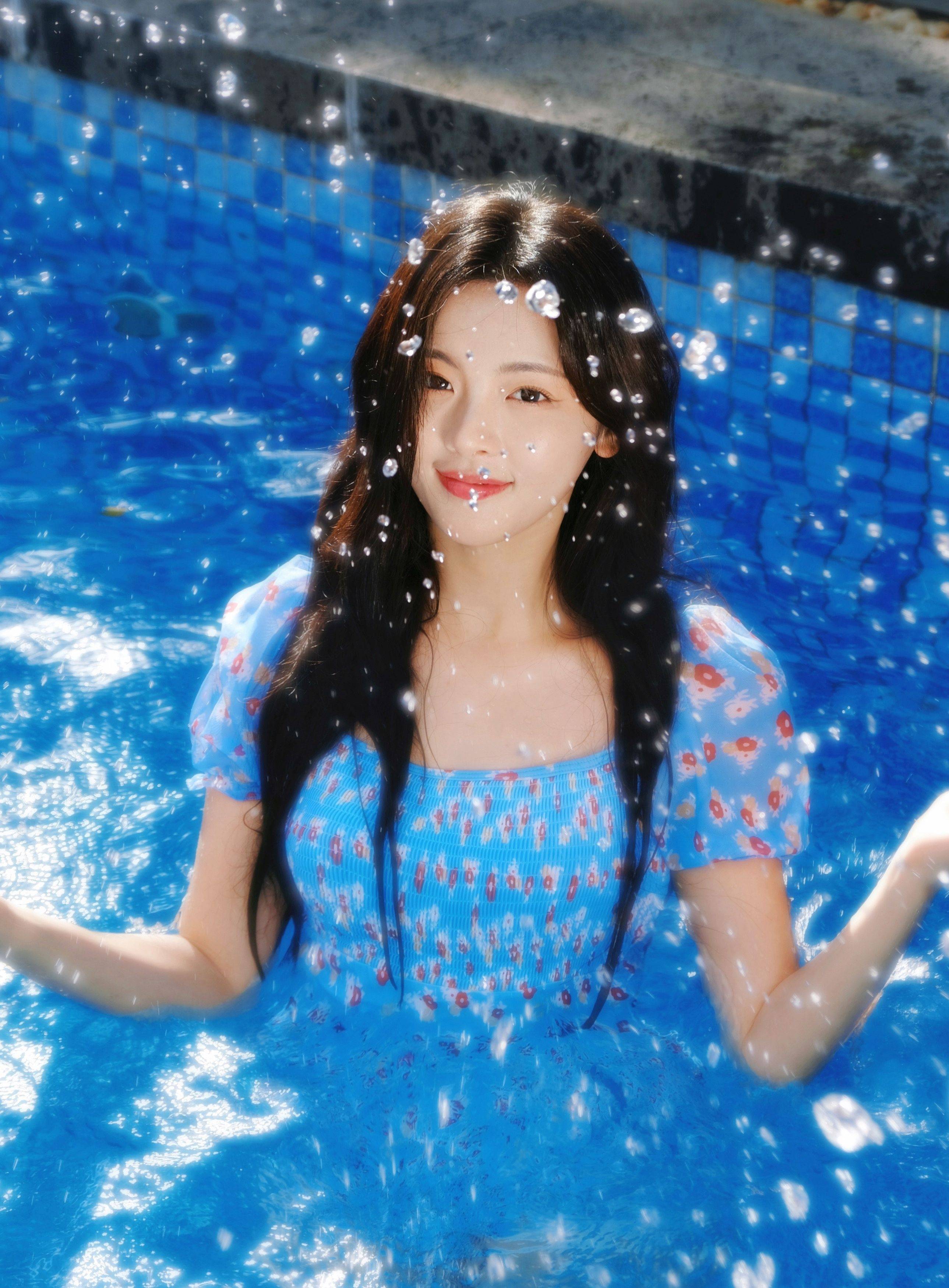 杨超越吊带裙泳池性感写真_夏天_日记_气质