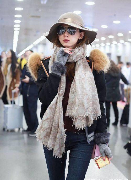 林志玲得罪了造型师吗?网友:明星的衣服也会粘毛!_言承旭_卖萌_穿着