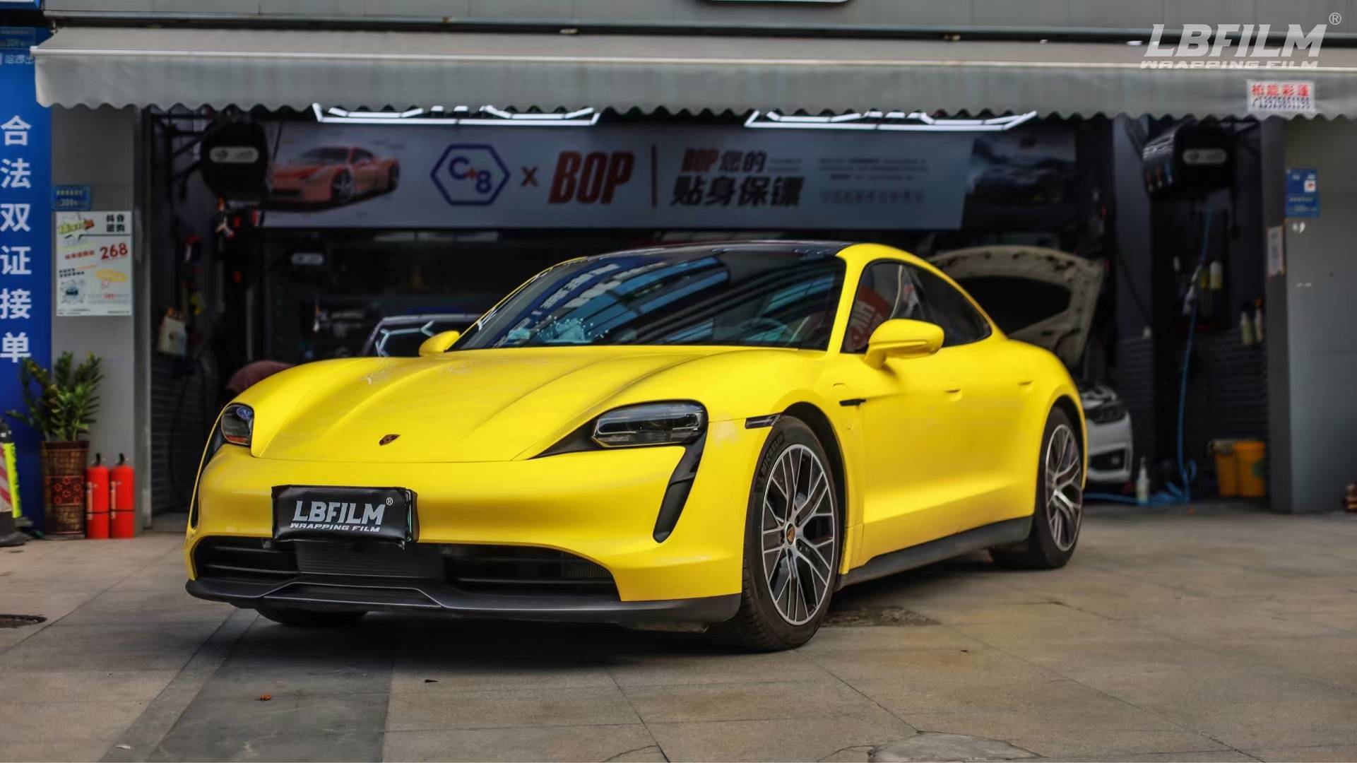 保时捷taycan-lb改色膜高亮玉米黄,不仅炸眼也出众_搜狐汽车_搜狐网