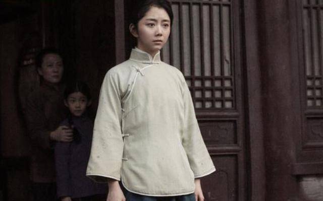 娃娃脸谭松韵新造型流出,穿旗袍扮民国女青年,挺有味道_网友_气质