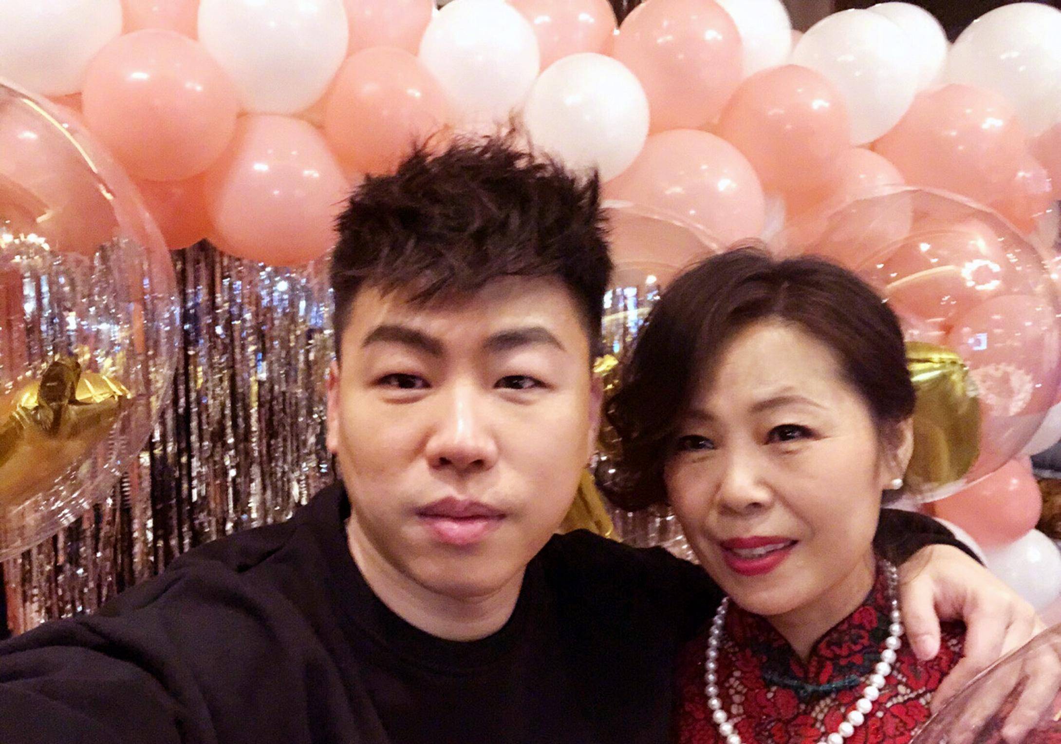 著名歌星胡彦斌:爸爸早逝,他爱妈妈的暖心举动让人泪奔_母亲_父亲