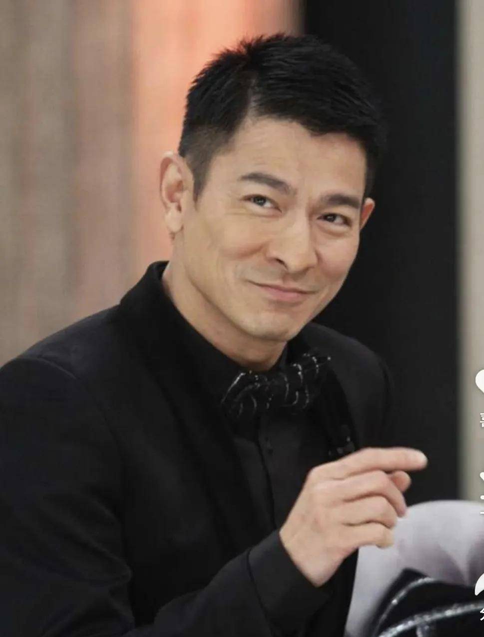 61岁刘德华素颜曝光,满手是血,长相引发热议!_华哥_状态_孩子