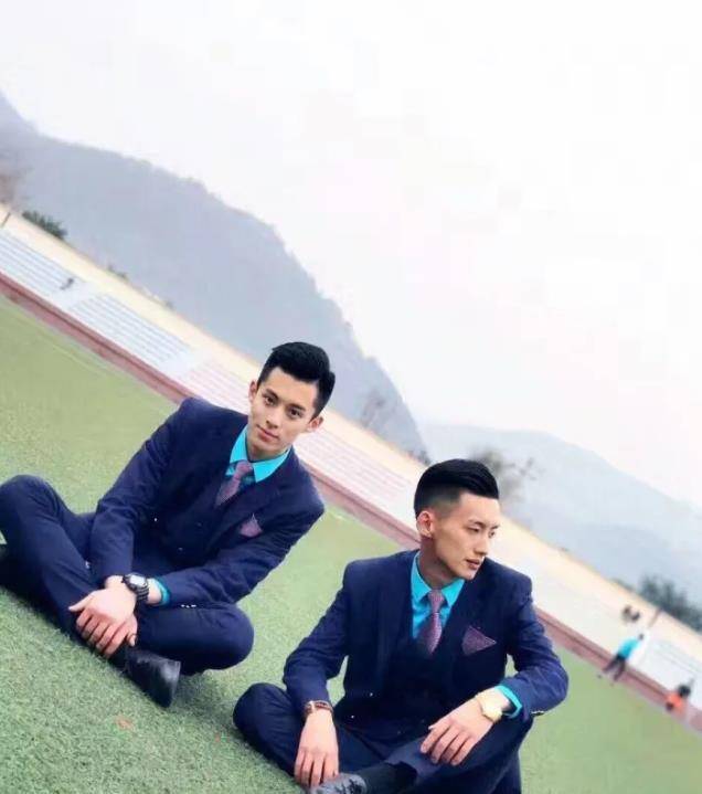 帅气的外型让他成为学校的风云人物,曾经参加学校举办的偶像票选活动