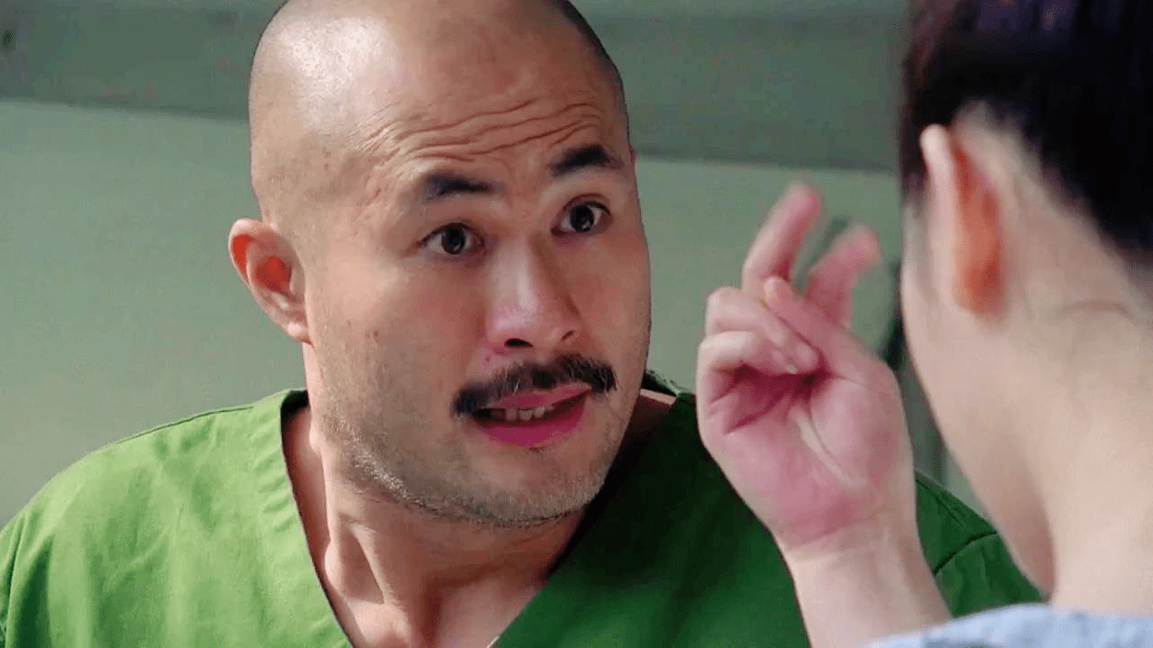 徐锦江给人的感觉是一种很凶悍的角色;比如《九品芝麻官》当中的雷豹