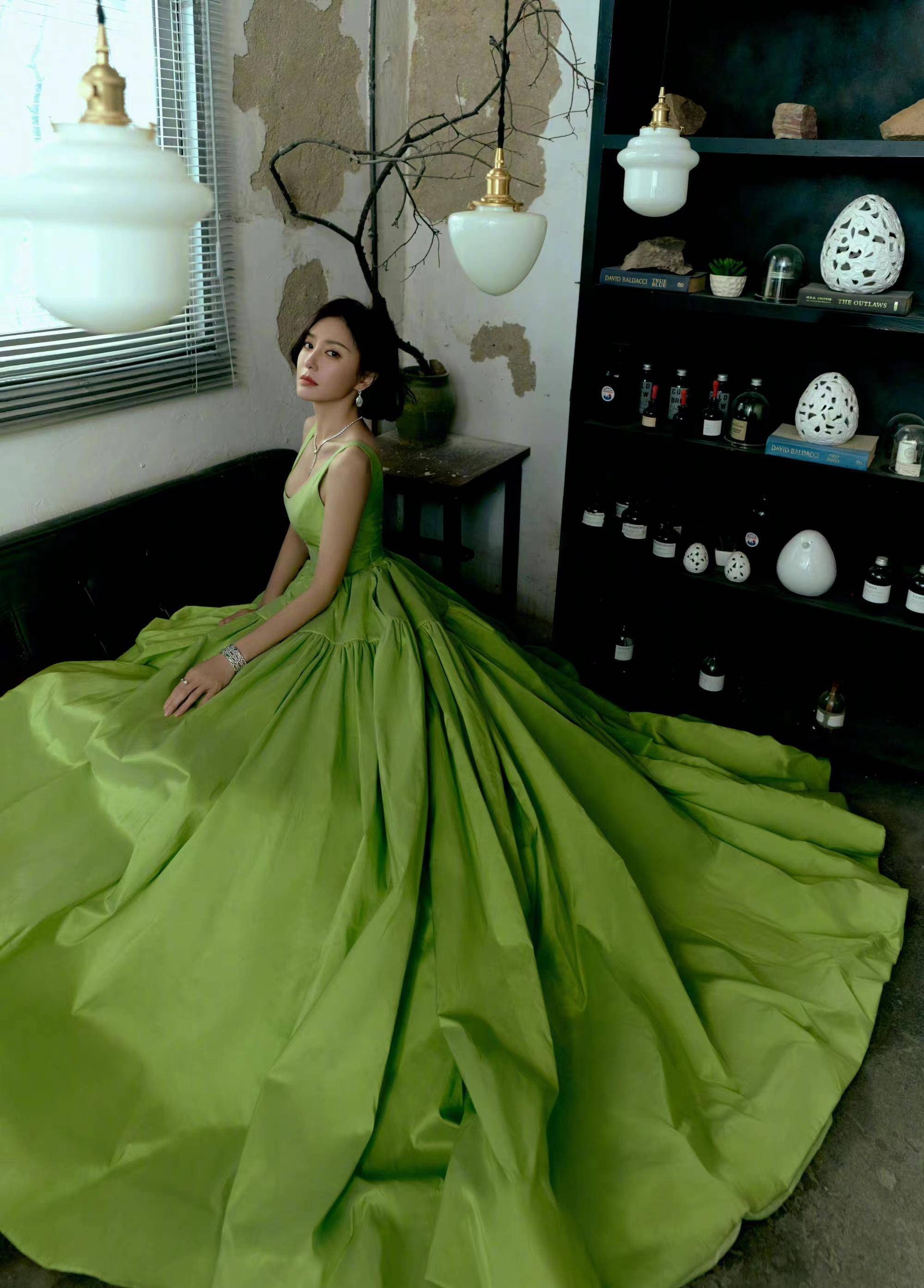 秦岚国剧盛典内场穿搭,一袭嫩绿色长裙,清新优雅又减龄!