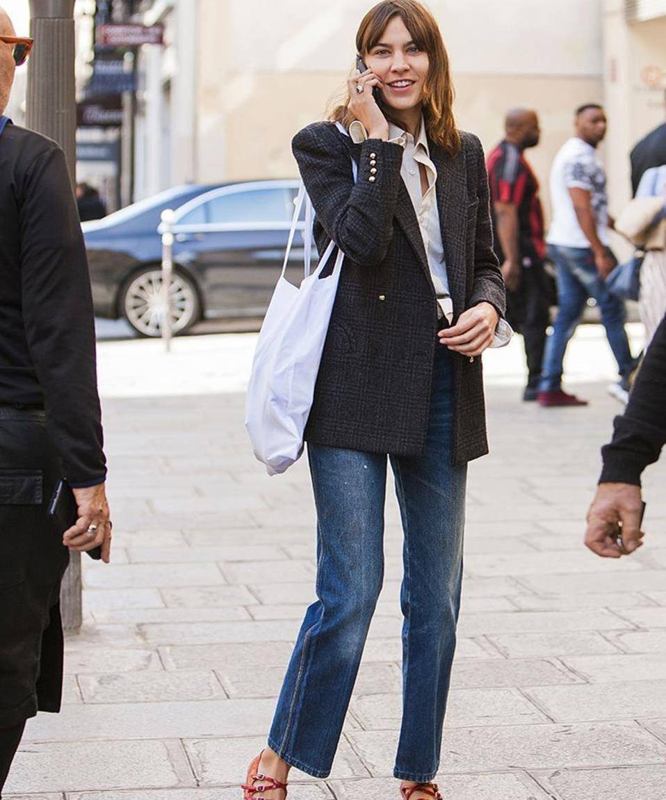 春天穿黑色西装外套,搭配蓝色的高腰直筒牛仔裤,加上一双红色玛丽珍鞋