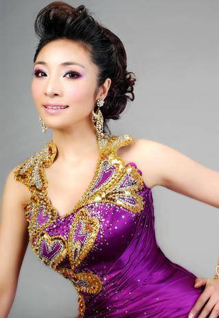 其实抛开李丹阳老师是择偶观不说,她本身的优越条件,也会让很多人望而