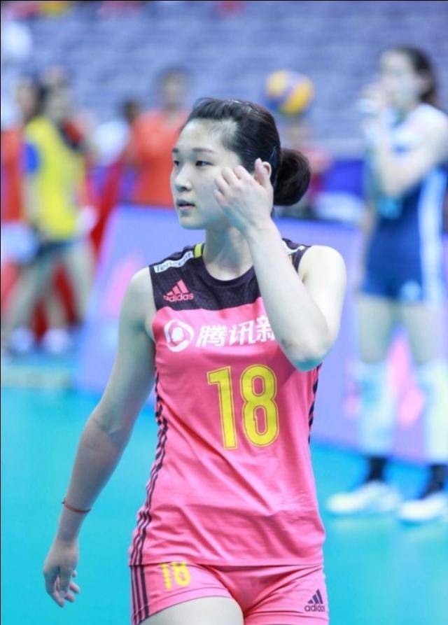 王梦洁正年轻不用跳不用拦网也不会踩脚所以不用担心她受伤_自由人