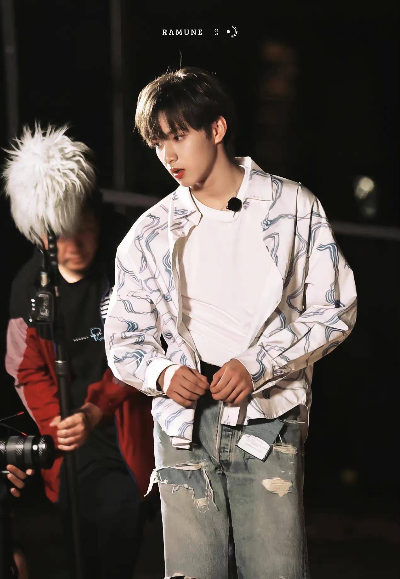 时代少年团刘耀文三亚录团综好有少年感,穿花衬衫仿佛在演偶像剧_玫瑰