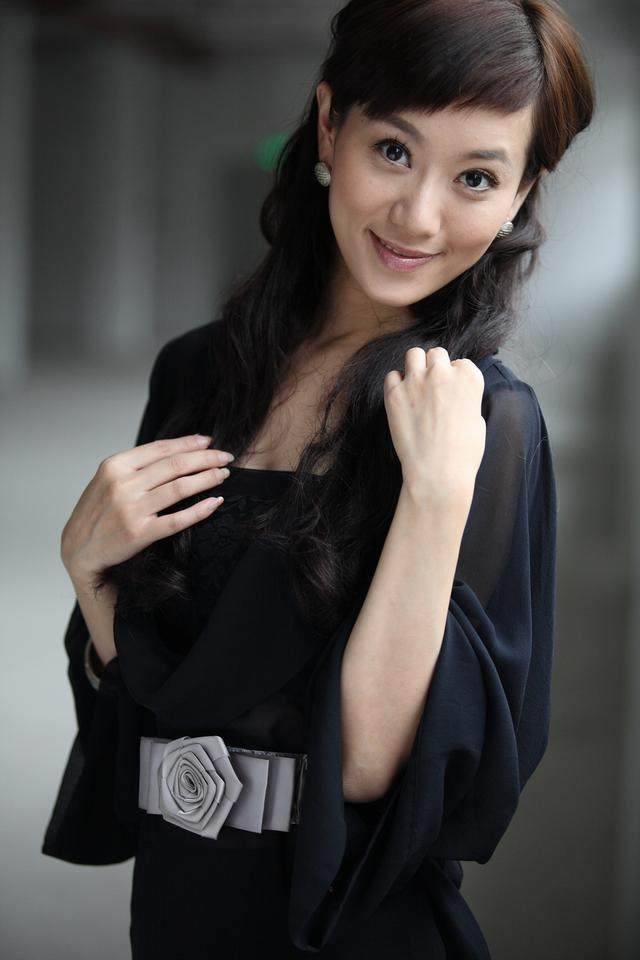 据悉,这个月初时候,徐婧灵结婚成为人妻啦,看看这婚纱照也是美美的.