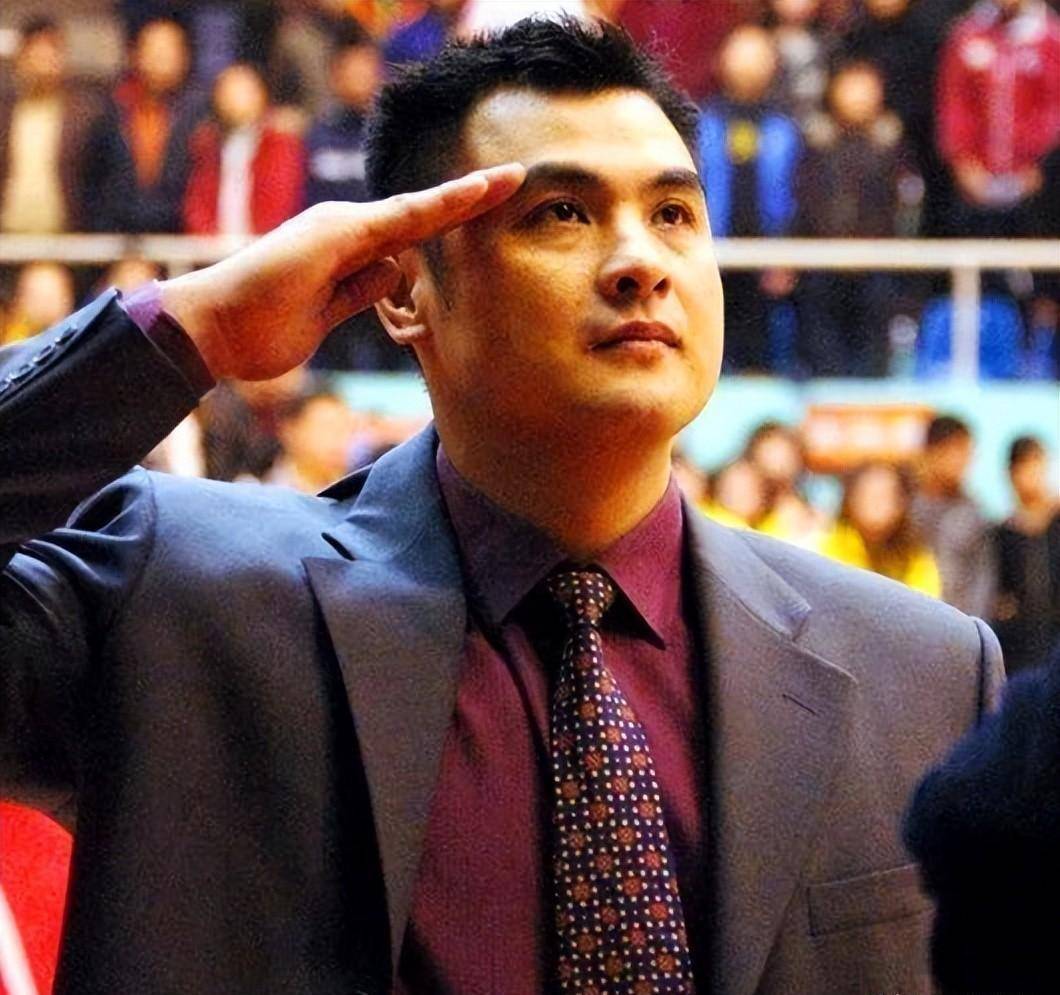 退役12年之久,战神刘玉栋现状如何?军衔惊人,收入感人_球员_身份_工作