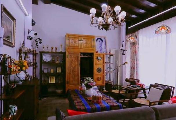 著名演员张凯丽:住千万豪宅,宝石戒指超大,58岁被指整形?