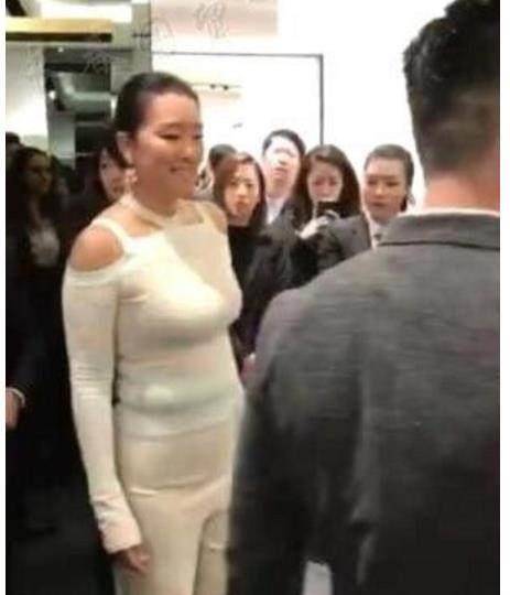 52岁巩俐近照曝光,虎背熊腰看着真可怕,不老女神原来是这样的!