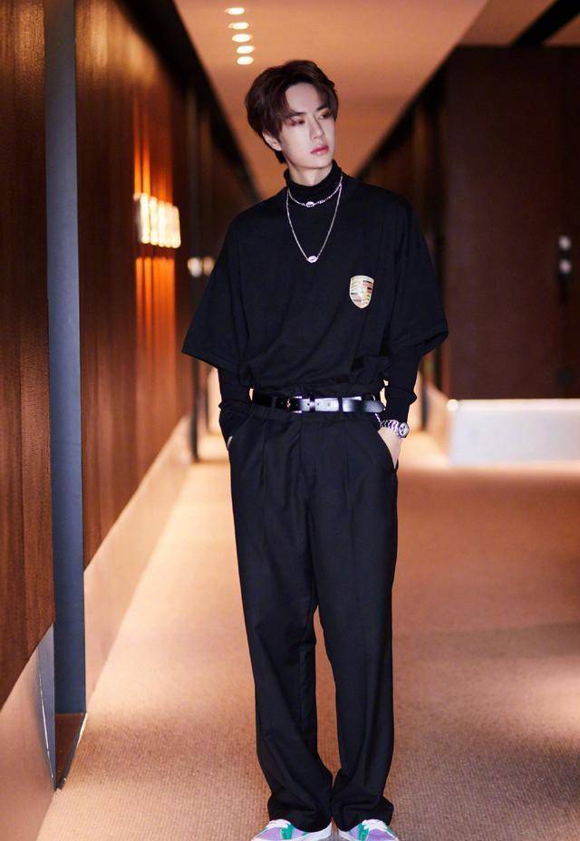 黑色套装很容易穿得过于低调,王一博这套搭配和男友意思,上身用了宽松