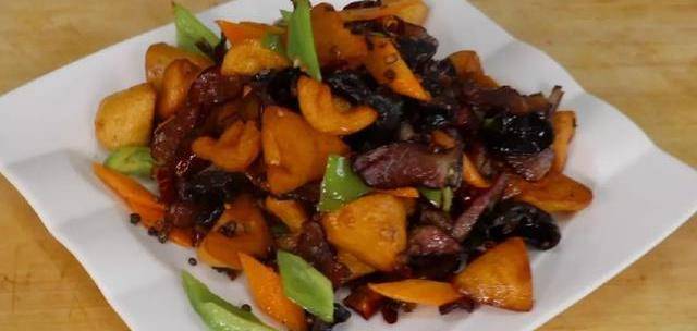 腊肉和它炒一盘,能当主食又当菜!_窝窝头_干辣椒_胡萝卜