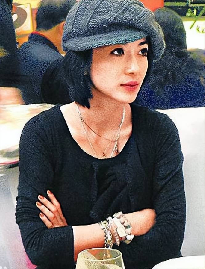 孙丽雅:嫁大24岁歌手齐秦,婚后连生两胎,如今一家四口其乐融融_蜗牛