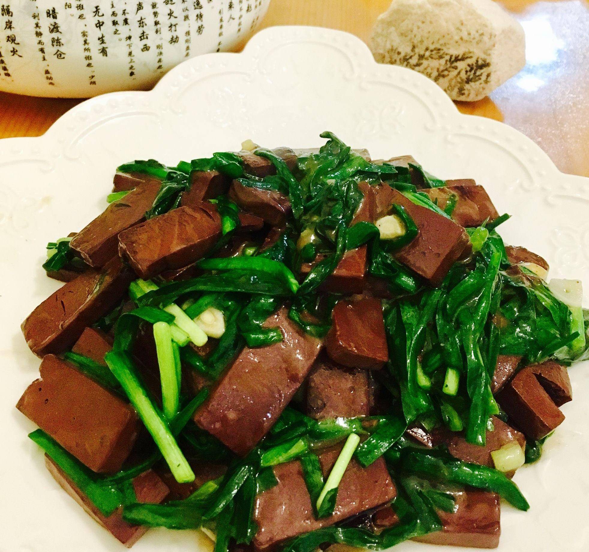 猪血豆腐炒韭菜的家常做法