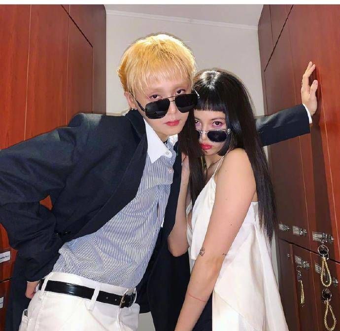 泫雅晒与男友合照,穿紧身衣大秀好身材,网友表示密集恐惧症犯了_金晓