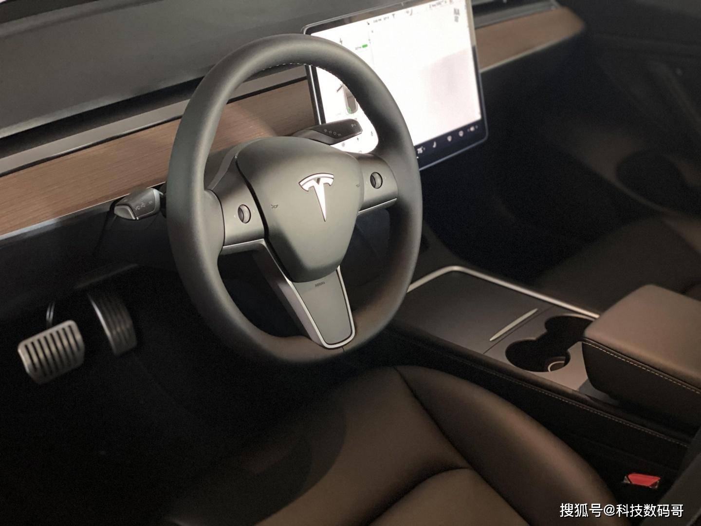 马斯克放大招！特斯拉Model 3新款曝光，内饰大升级？_搜狐汽车_搜狐网