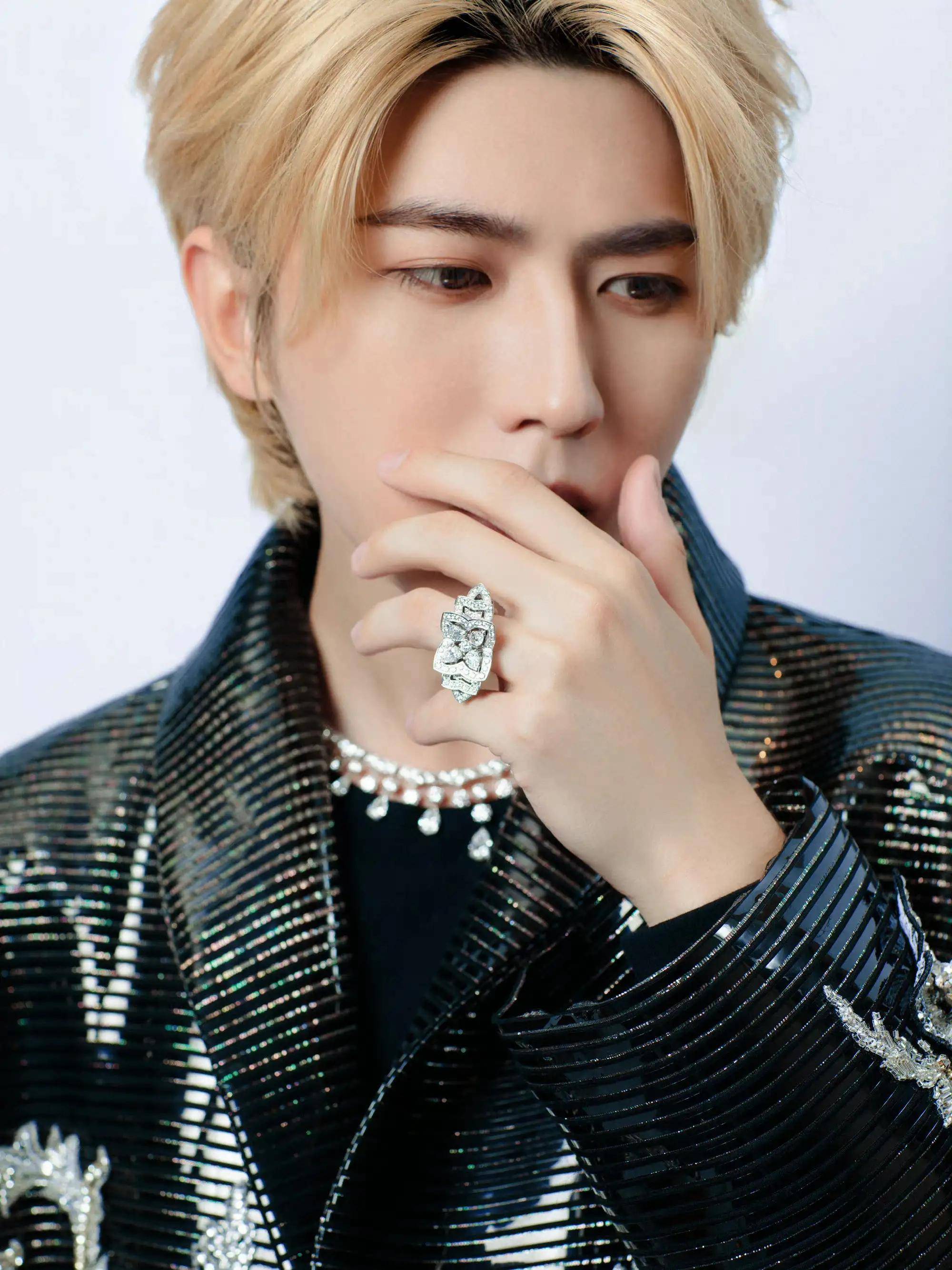 蔡徐坤应奢侈品普拉达(prada)之邀,米兰时装周展现东方之美!