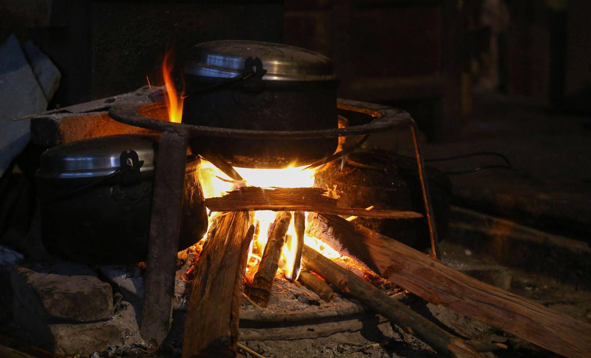 火塘是这里的一大特色,其实火塘保留了早期人们生活的痕迹,一个火塘就