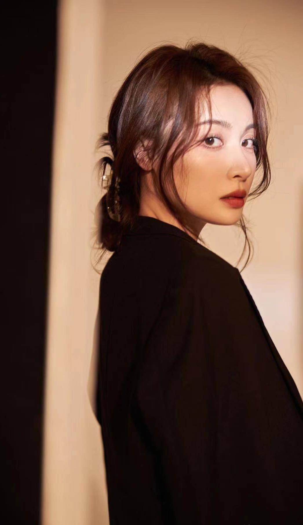 从5岁到30岁,隆妮的出现,弥补了温州女明星的缺憾