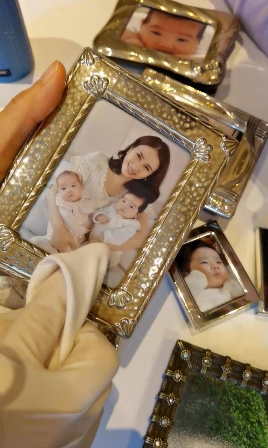 黎姿首度公开三个女儿幼时正面照,小宝贝们都非常可爱,软软糯糯_孩子