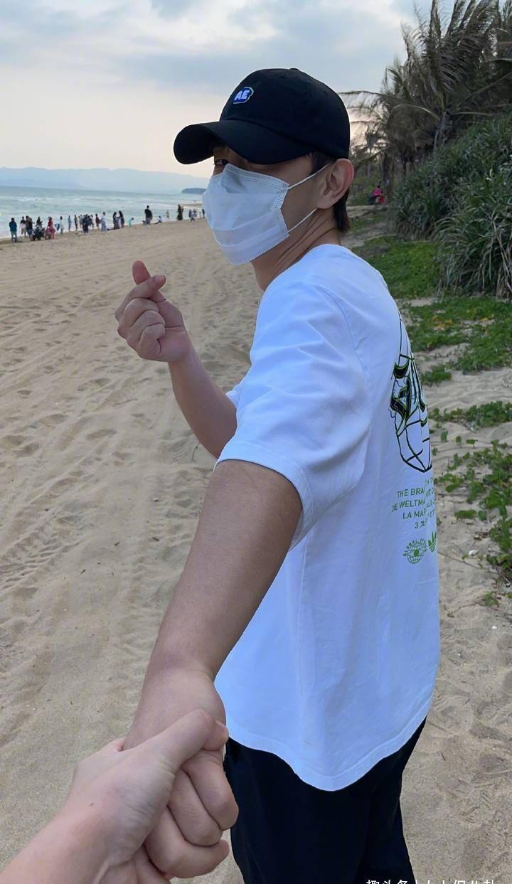 baby与陌生男星三亚度假,两人举止亲密,港媒现身说法_杨颖_网友_邓论