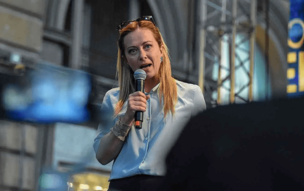 虽然意大利前总理贝卢斯科尼反对援乌,跟普京关系比较好,但泽连斯基并