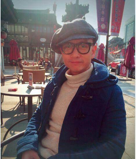 他是影帝,为救小演员自己烧伤毁容,现虽无大红大紫却活的洒脱_谢君豪