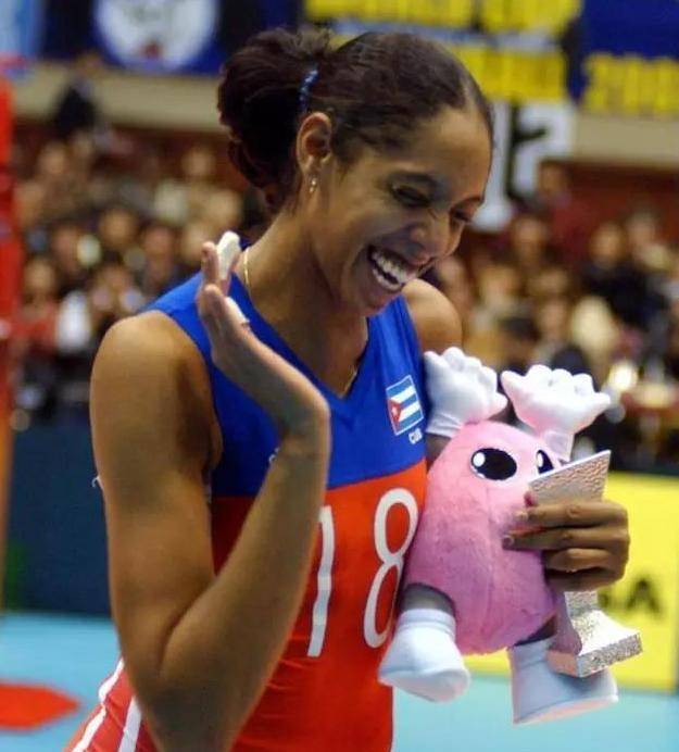 古巴女排叛徒击败母国夺冠,母亲病危想回国,却被国家限制入境_阿奎罗