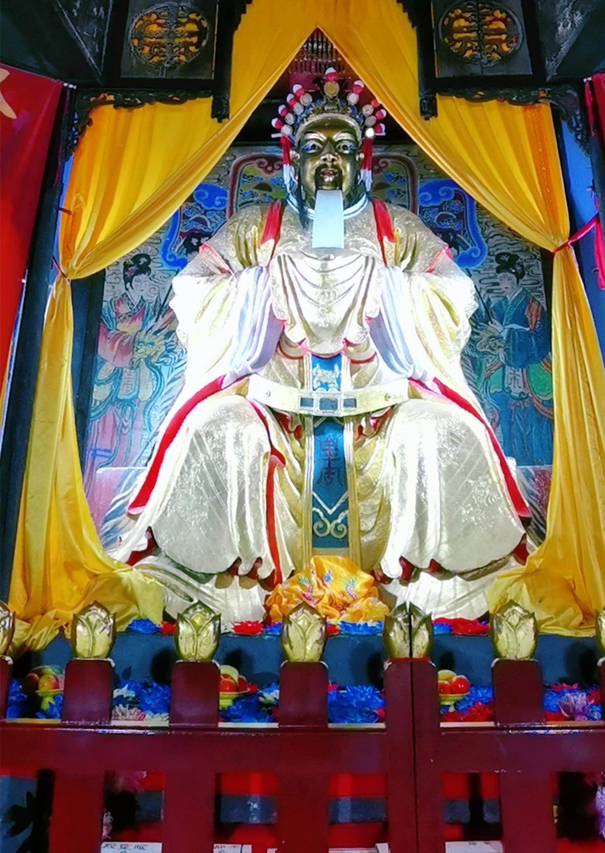 除了阎王爷的雕像之外,四大判官的雕像也成为热门雕像之一