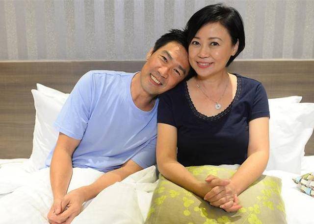 她是新加坡首位被称"阿姐"艺人,与丈夫相伴32年,儿女皆高颜值_向云