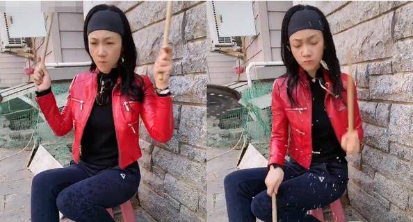 周群戴着发带,穿着红色的皮衣,衣领上还挂着太阳镜,穿着休闲,但是脚上