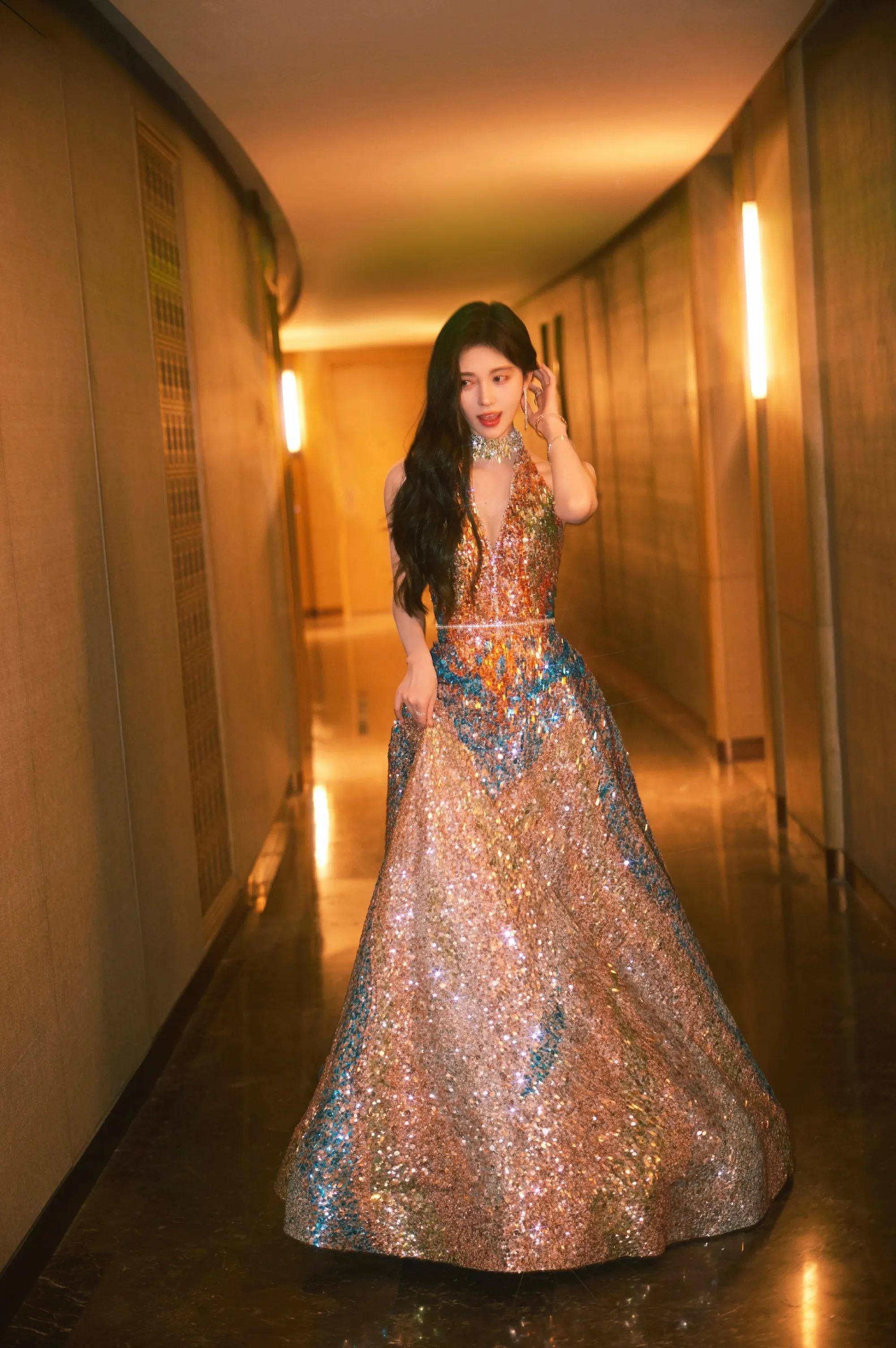 鞠婧祎鎏金露背长裙造型,深v设计显性感,一身亮片高贵又美艳_夜色
