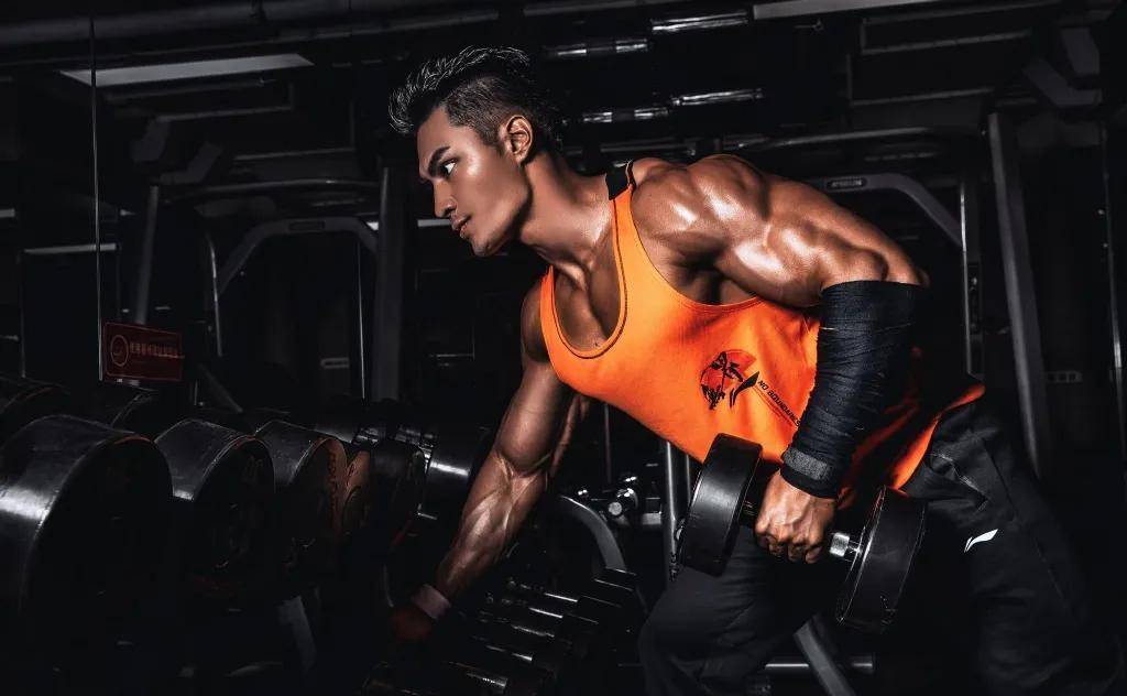 从网瘾少年到健身大佬,他的e杯身材肌男默女泪_刘孟易_肌肉_健美