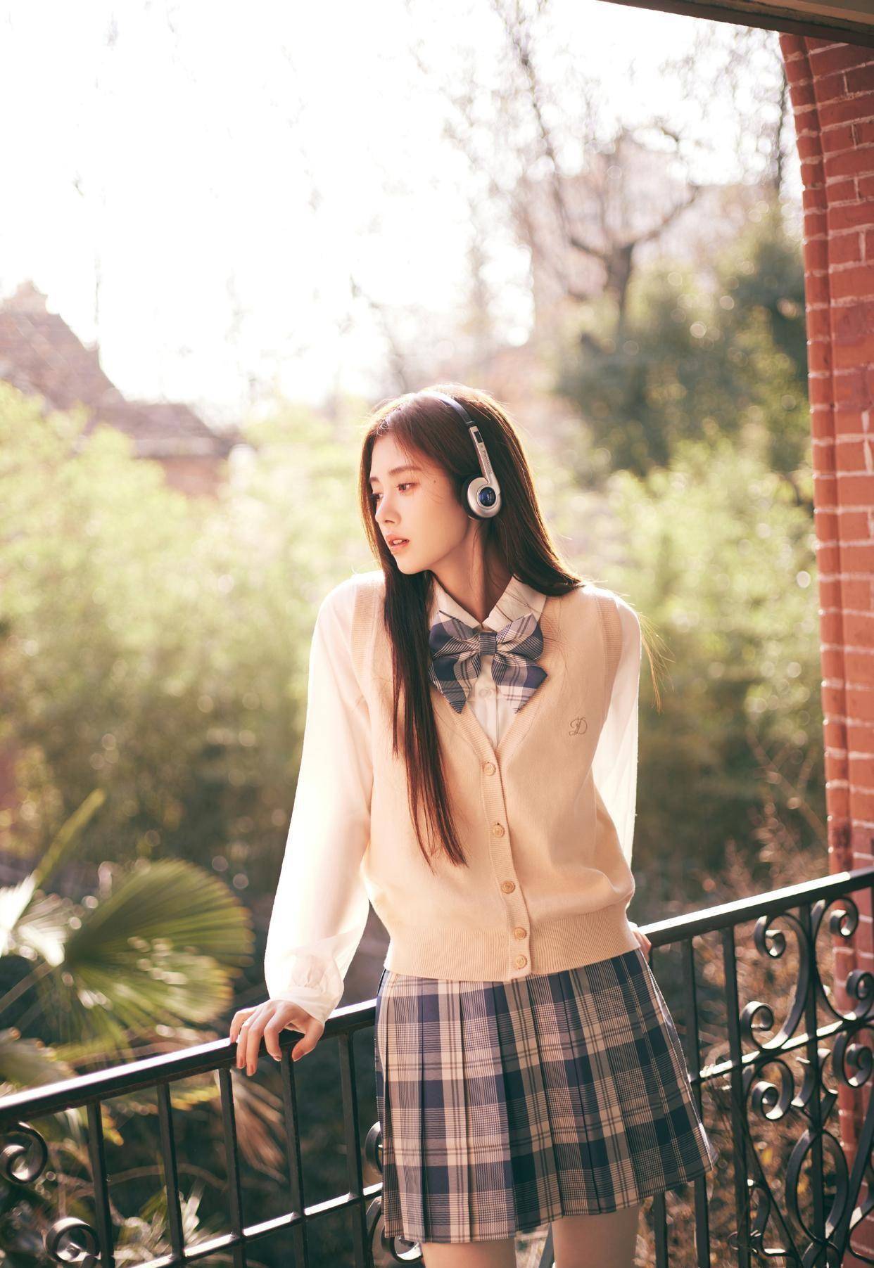 鞠婧祎校园风写真,一身白色衬衫搭配蓝色格纹半裙,清纯又少女_造型