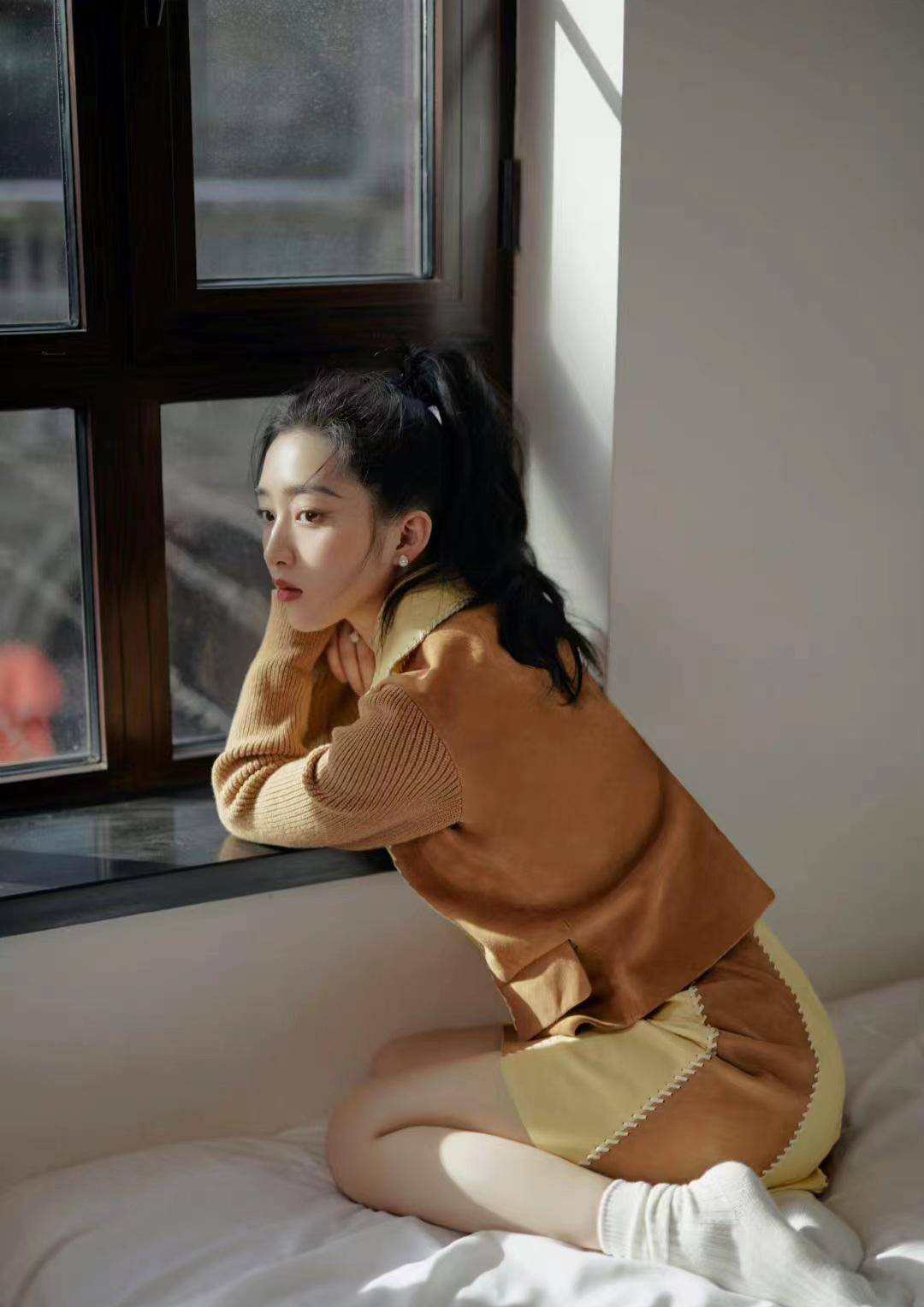 邓恩熙晒平遥冬日暖阳大片,穿棕色拼接开衫配套装短裙,温暖治愈_时尚