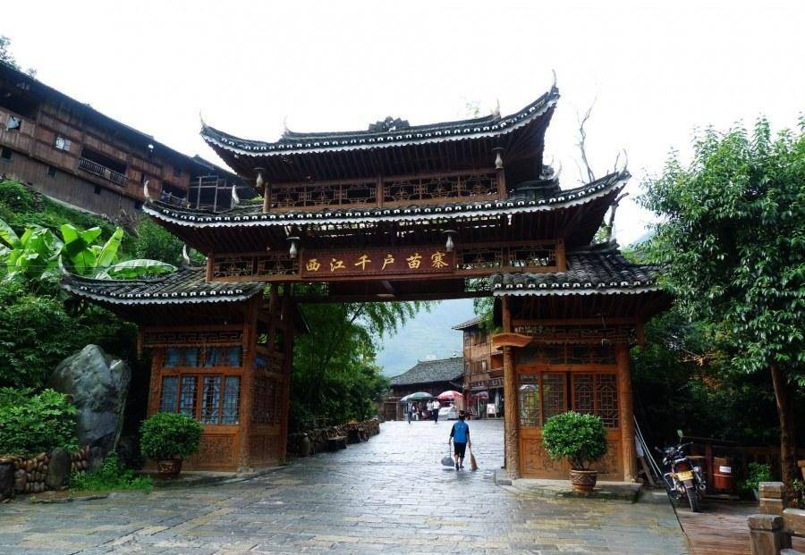 走进苗家寨子,体验苗族文化,感受苗族风情_西江_房屋_长桌