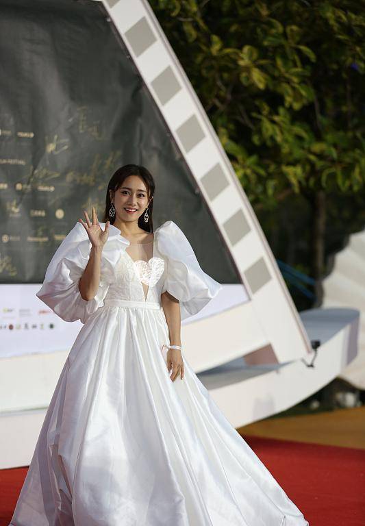 39岁的刘芸身材真好,一袭纯白裙装温柔优雅,尽显娴静气质_造型_女性