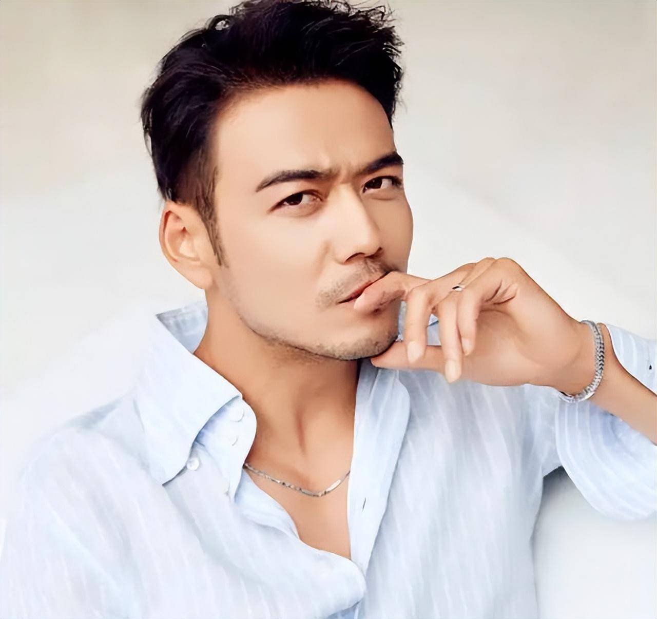 并没有产生多大的影响,但紧接着一则消息的爆出,将杨烁推上了风口浪尖