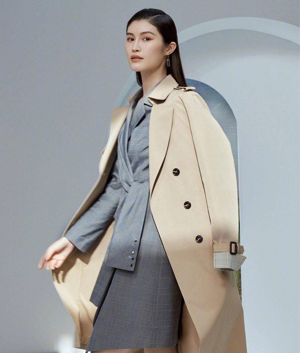何穗代言大片来袭,格纹西装裙搭浅棕大衣,职场女强人既视感_设计的
