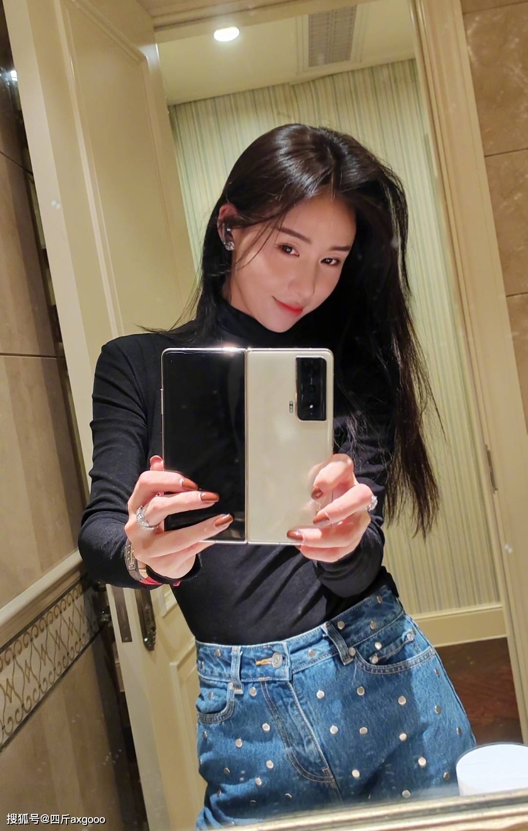 曝贾青与w女星老公亲密照,男方赤身表情惬意,女方戴墨镜躲镜头_女明星