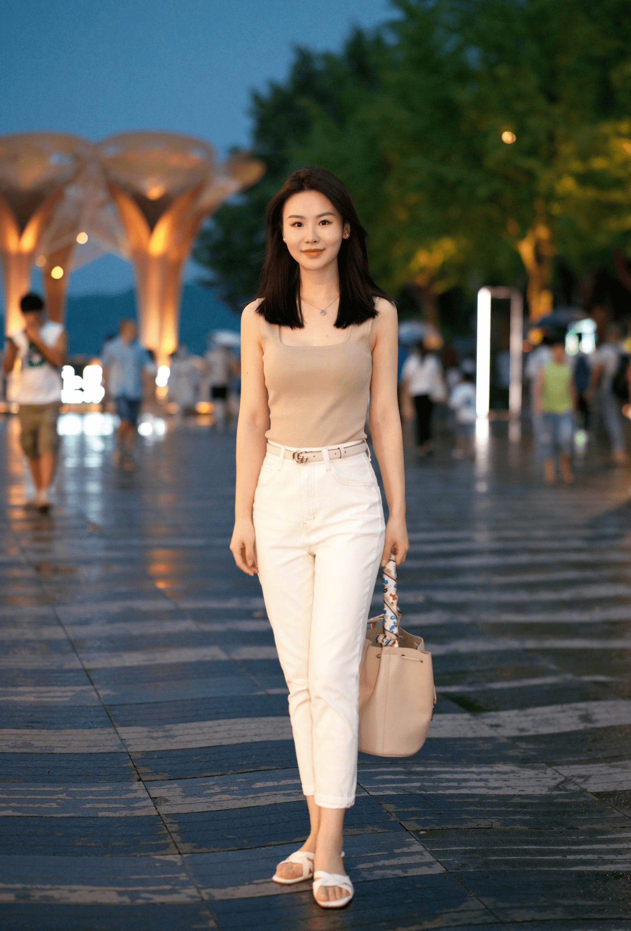 还是杭州美女最会穿,素人街拍时髦又气质,不浮夸不强凹造型_显得_吊带