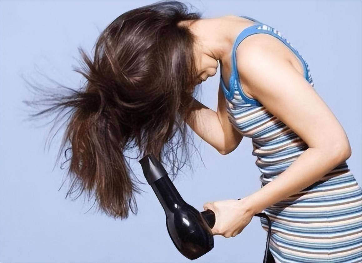 长期吹干头发健康吗?医生告诉答案,女性朋友别"傻傻"不听劝