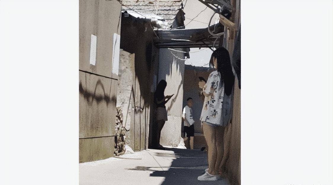 "这么热的天,妹子们怎么站小巷子里玩手机呢?"装什么不懂!